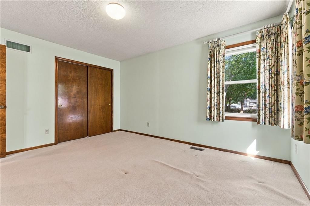 Photo 25 of 36 - 1401 Fox Ridge Drive, Blue Springs, MO 64015