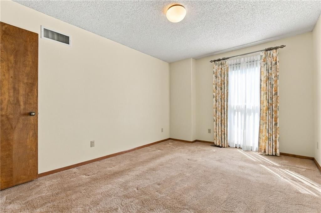 Photo 28 of 36 - 1401 Fox Ridge Drive, Blue Springs, MO 64015