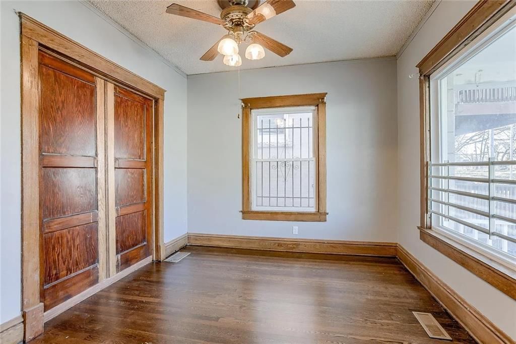 Photo 5 of 14 - 2325 Park Avenue, Kansas City, MO 64127