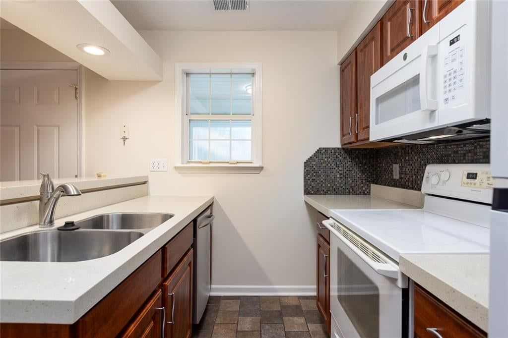 Photo 9 of 25 - 6966 N Olive Street, Gladstone, MO 64118