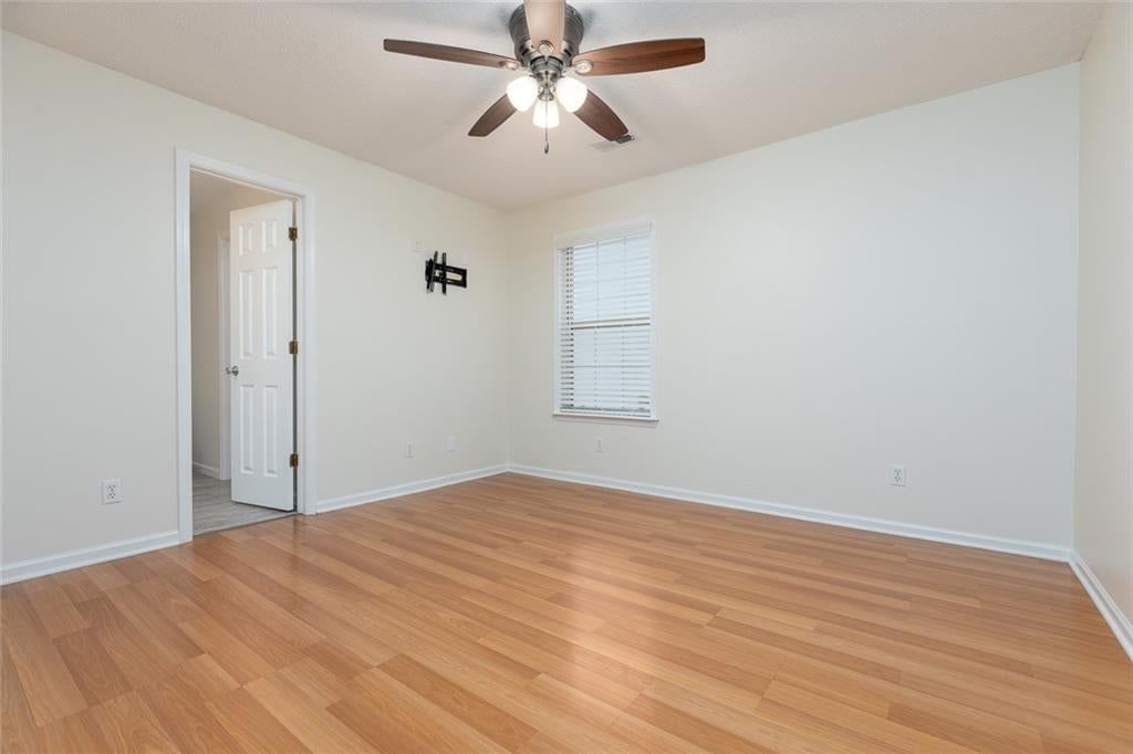 Photo 12 of 25 - 6966 N Olive Street, Gladstone, MO 64118