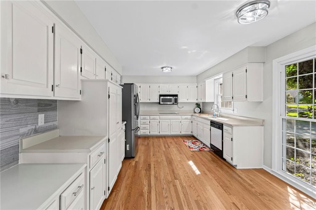 Photo 13 of 51 - 11278 Hemlock Street, Overland Park, KS 66210