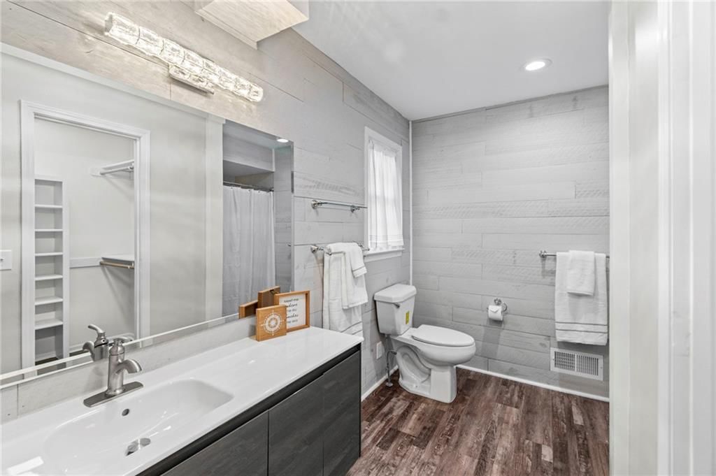 Shiplap / paneling at 11278 Hemlock Street, Overland Park, KS 66210