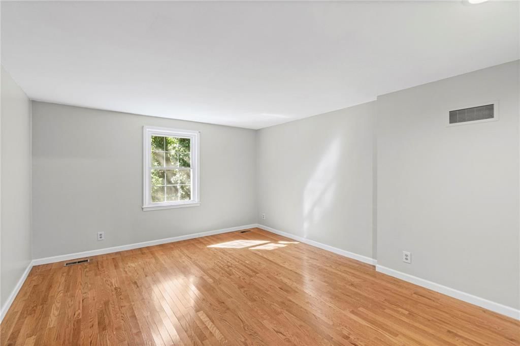 Photo 32 of 51 - 11278 Hemlock Street, Overland Park, KS 66210