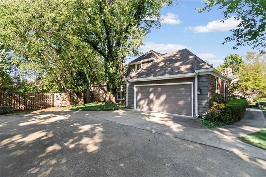 Photo 36 of 51 - 11278 Hemlock Street, Overland Park, KS 66210