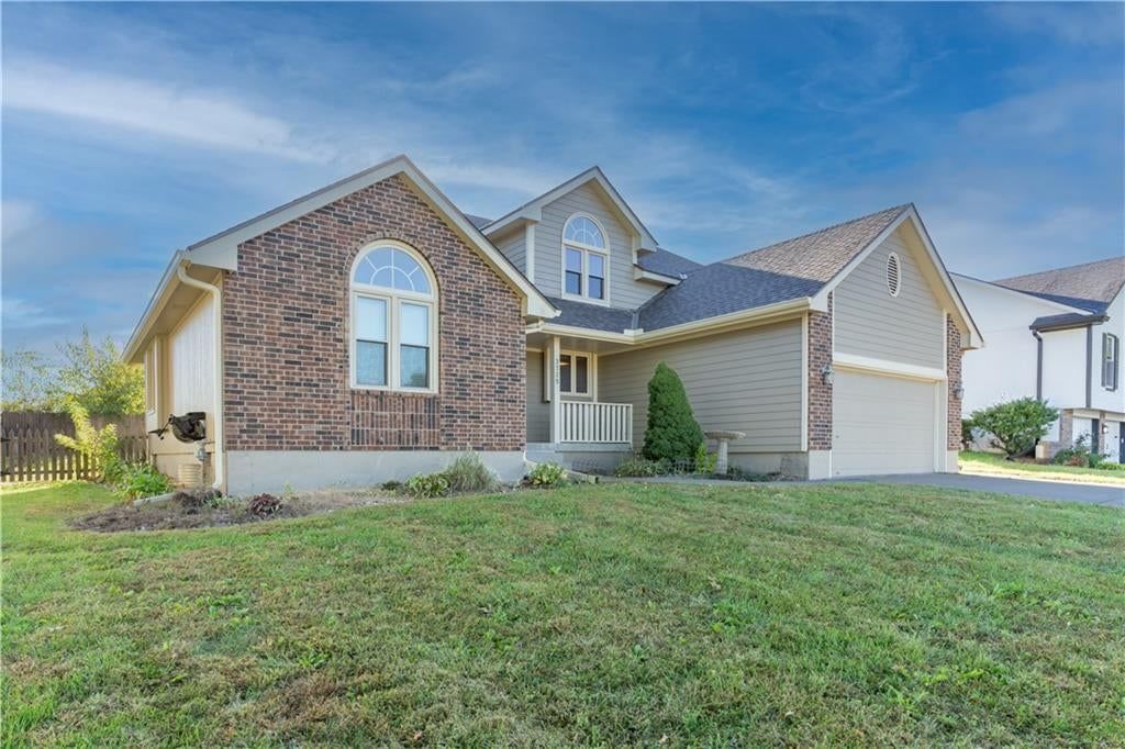 3725 SW Evergreen Lane, Lee's Summit, MO: listing photo 2