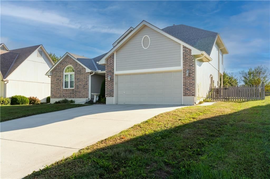 3725 SW Evergreen Lane, Lee's Summit, MO: listing photo 3