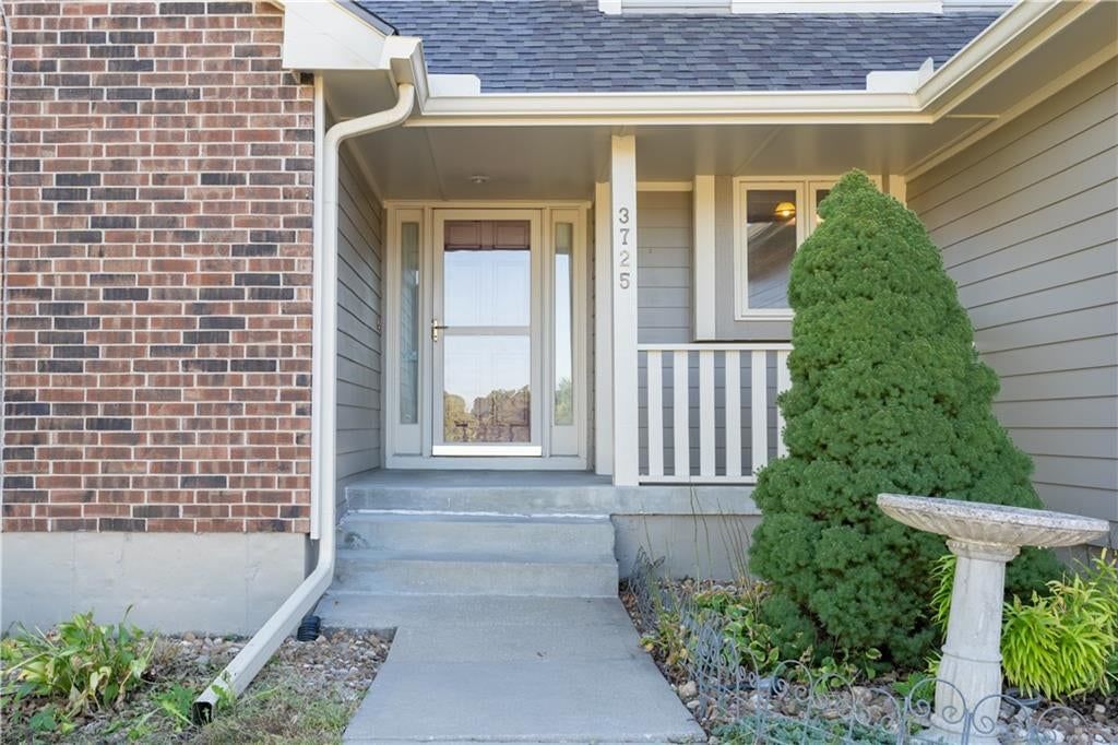 Covered front porch at 3725 SW Evergreen Lane, Lee's Summit, MO 64082