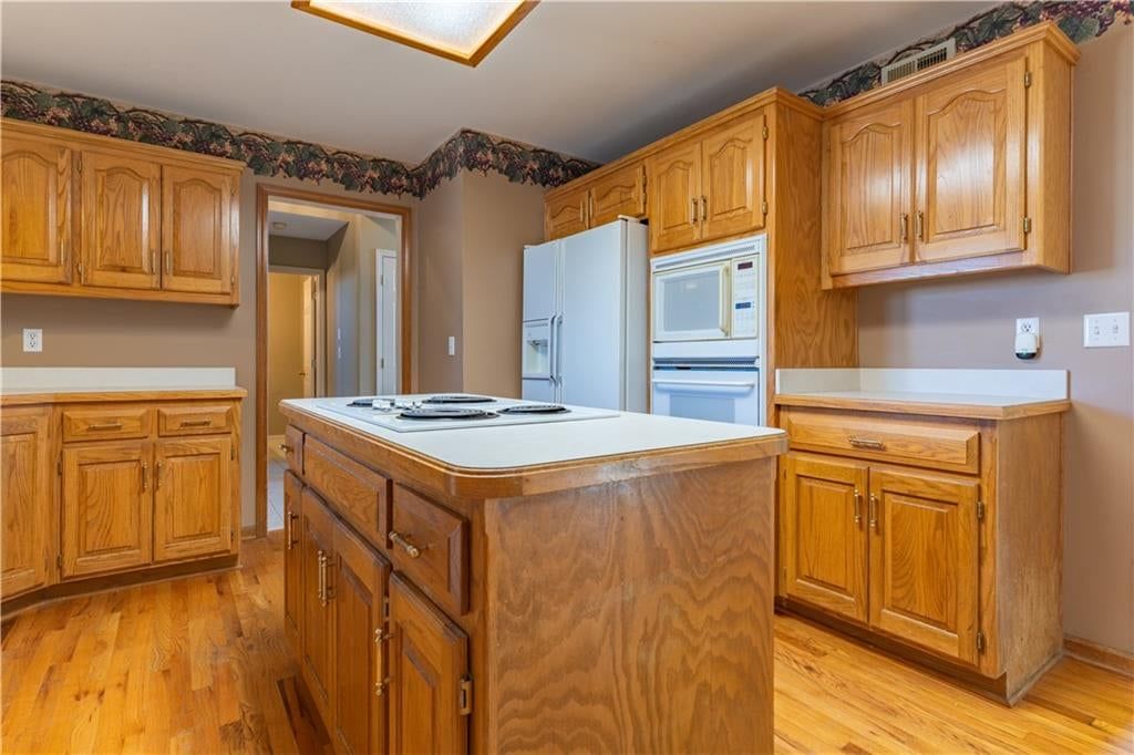 Photo 8 of 38 - 3725 SW Evergreen Lane, Lee's Summit, MO 64082