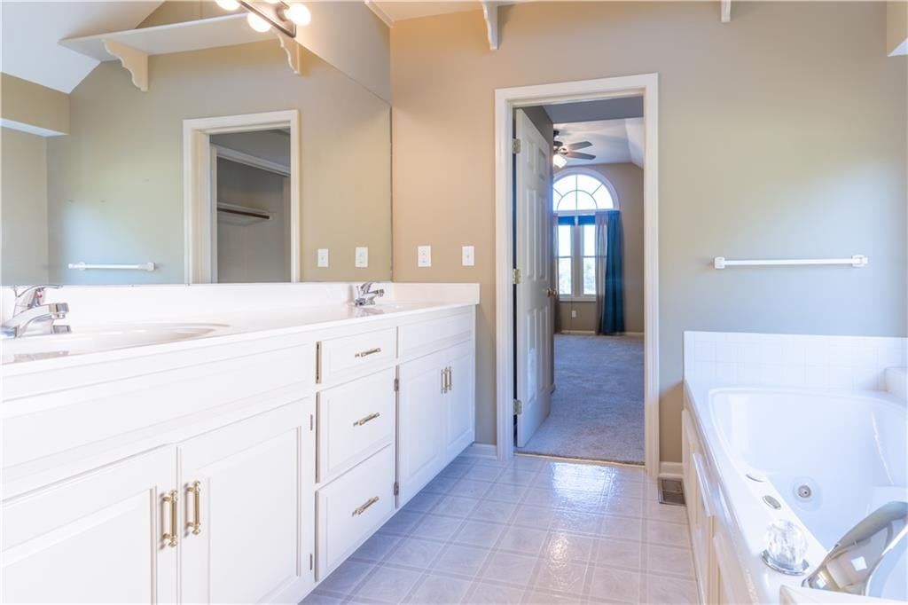 Double vanity at 3725 SW Evergreen Lane, Lee's Summit, MO 64082