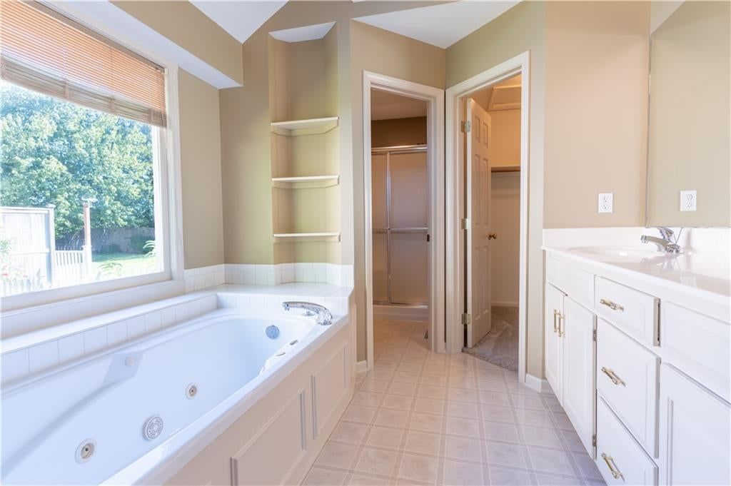 Photo 17 of 38 - 3725 SW Evergreen Lane, Lee's Summit, MO 64082