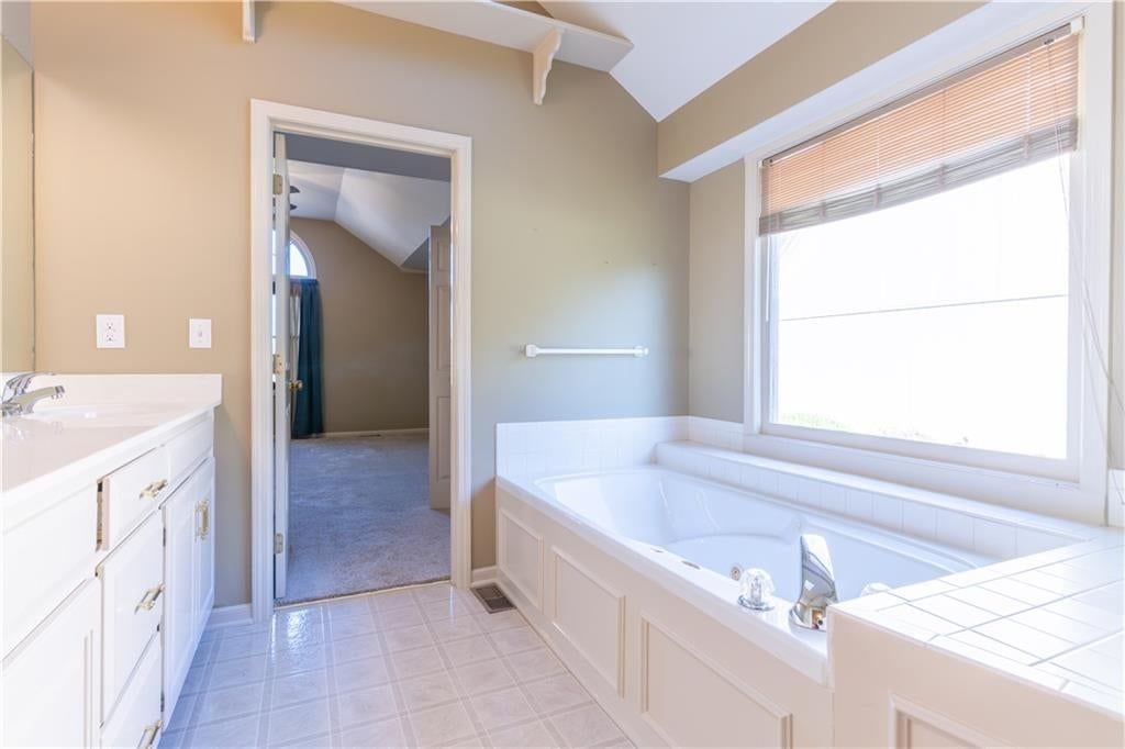 Photo 18 of 38 - 3725 SW Evergreen Lane, Lee's Summit, MO 64082