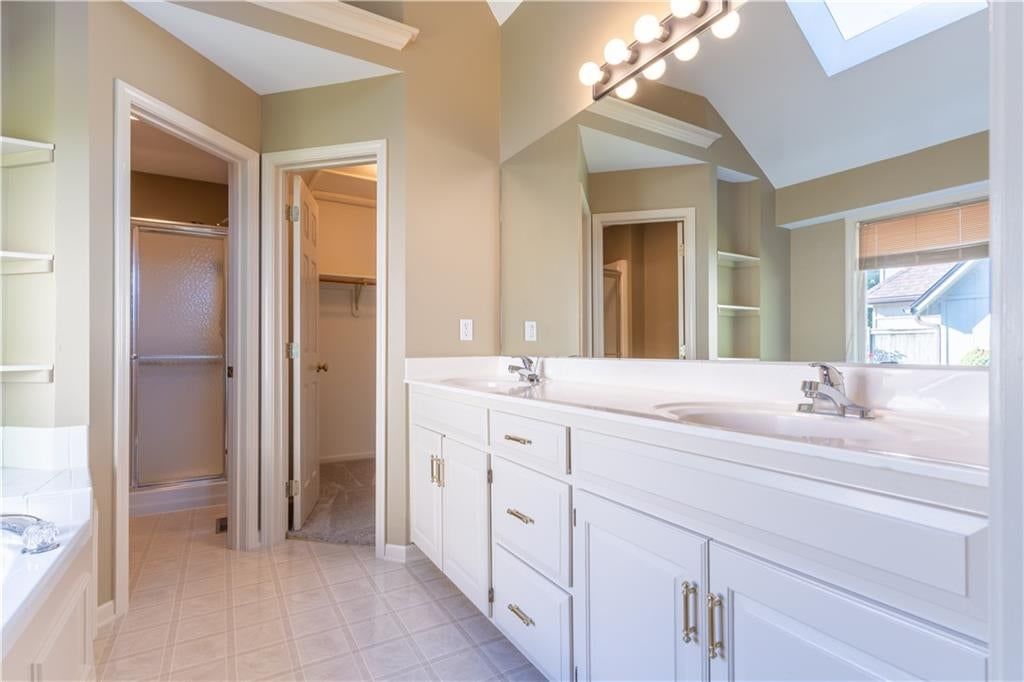 Photo 19 of 38 - 3725 SW Evergreen Lane, Lee's Summit, MO 64082