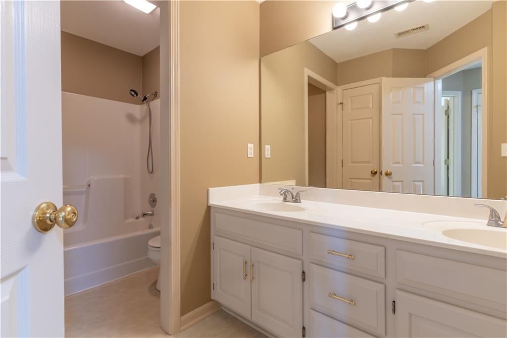 Photo 26 of 38 - 3725 SW Evergreen Lane, Lee's Summit, MO 64082