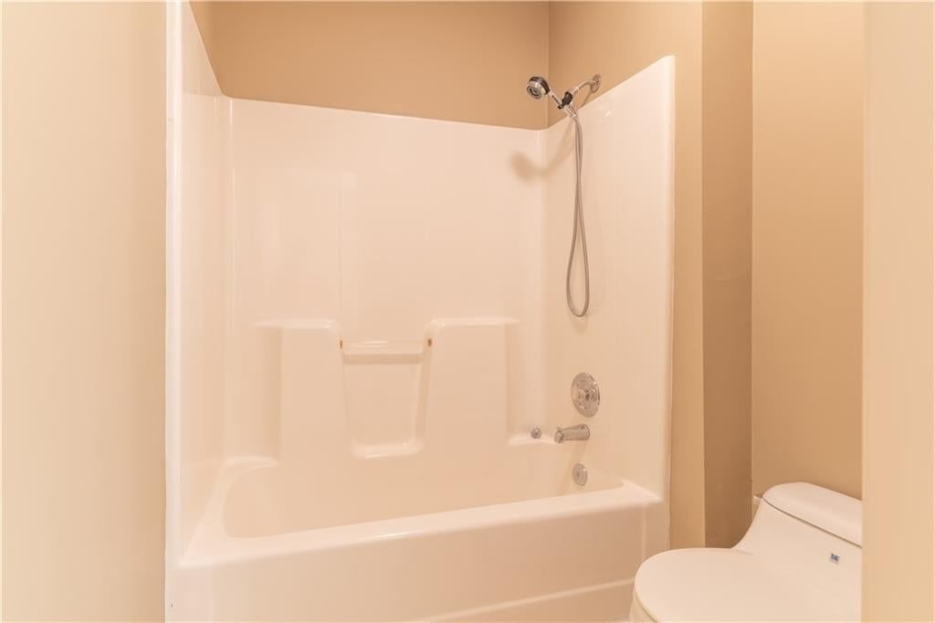 Photo 27 of 38 - 3725 SW Evergreen Lane, Lee's Summit, MO 64082