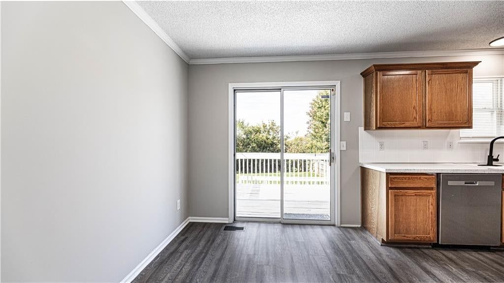 Breakfast nook at 11200 N Central Street, Kansas City, MO 64155