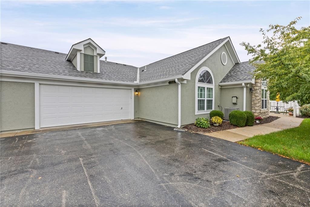 Photo 32 of 43 - 7110 Hedge Lane Terrace, Shawnee, KS 66227