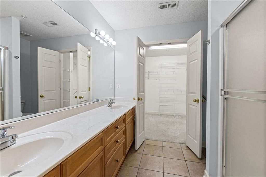 Photo 20 of 43 - 7110 Hedge Lane Terrace, Shawnee, KS 66227