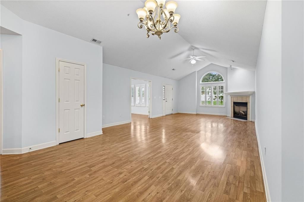 Photo 11 of 43 - 7110 Hedge Lane Terrace, Shawnee, KS 66227