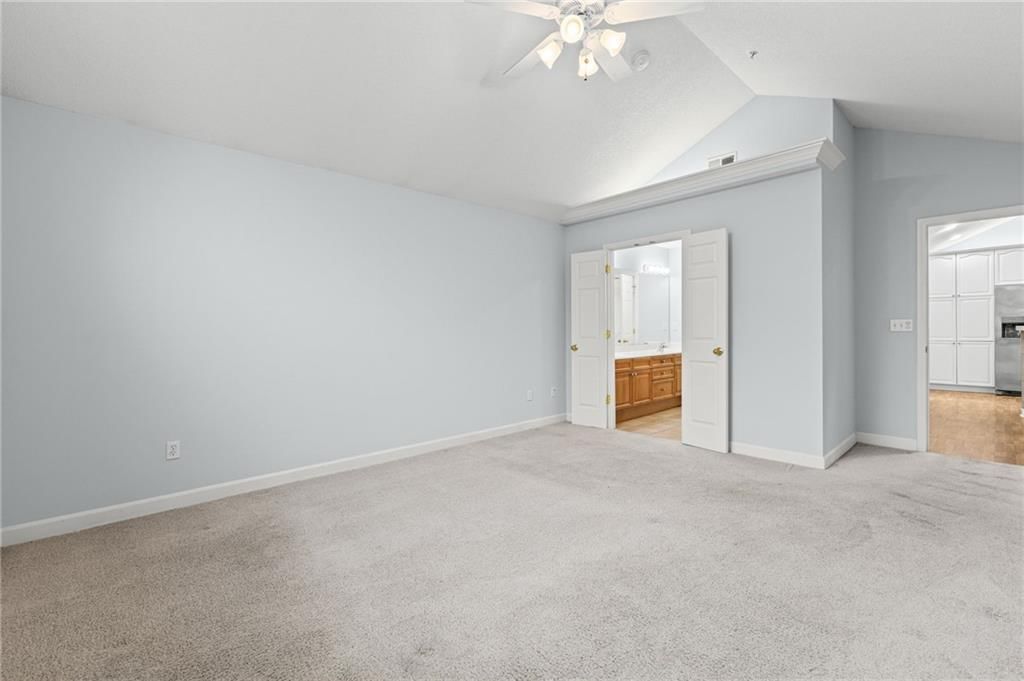 Photo 18 of 43 - 7110 Hedge Lane Terrace, Shawnee, KS 66227
