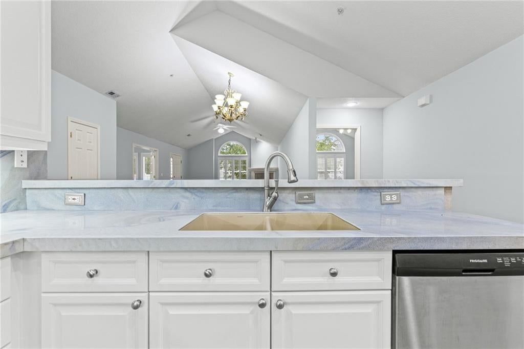 Photo 16 of 43 - 7110 Hedge Lane Terrace, Shawnee, KS 66227