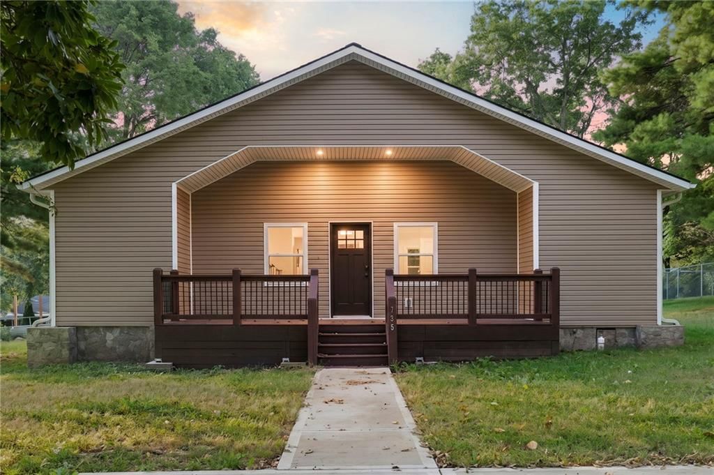 735 E Devon Street, Independence, MO