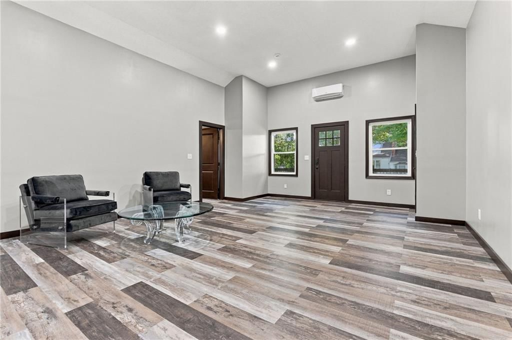 Photo 5 of 38 - 735 E Devon Street, Independence, MO 64055
