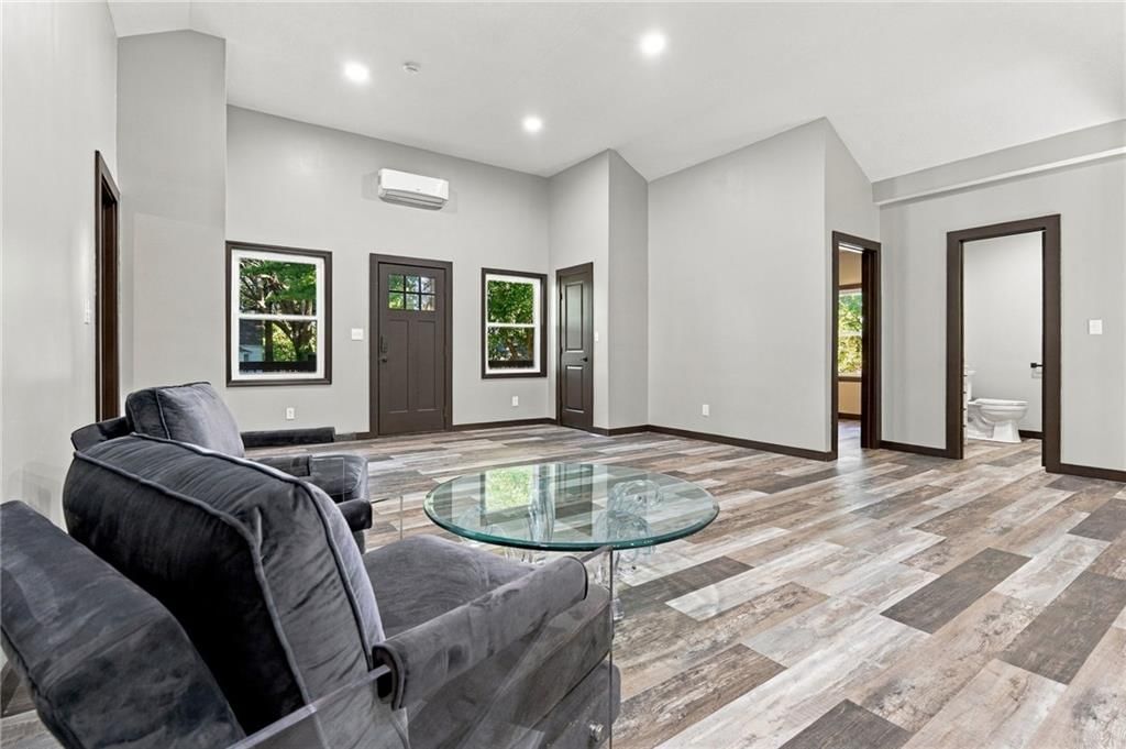 Photo 6 of 38 - 735 E Devon Street, Independence, MO 64055