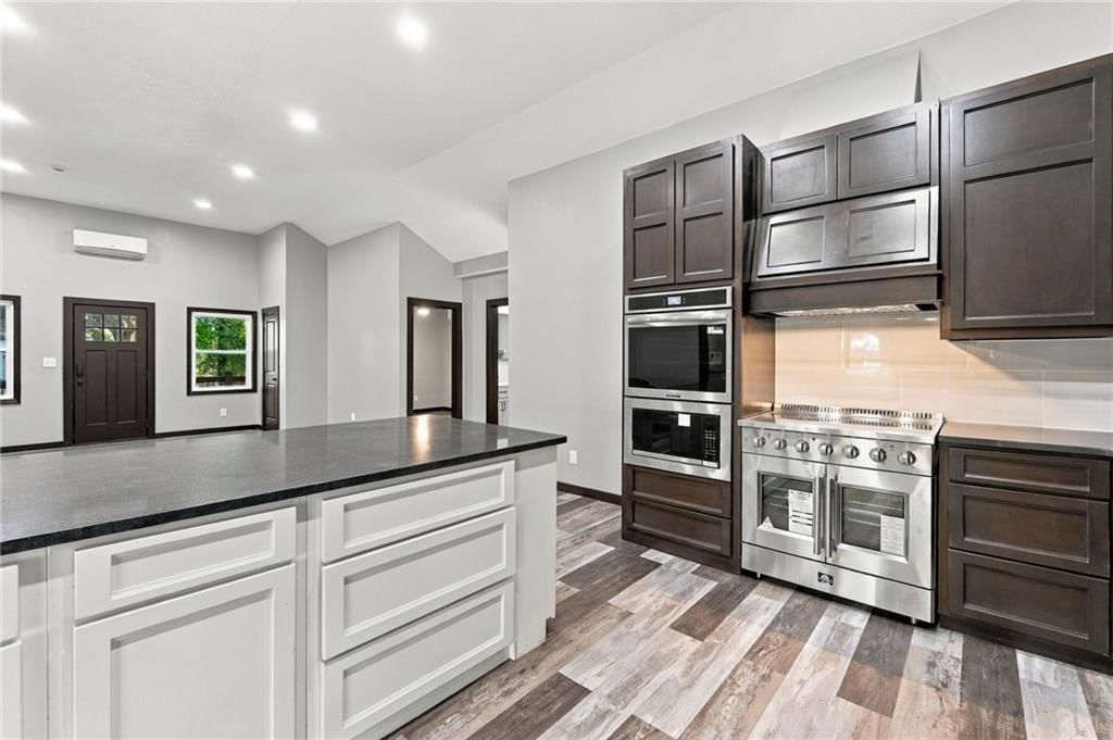 Photo 10 of 38 - 735 E Devon Street, Independence, MO 64055