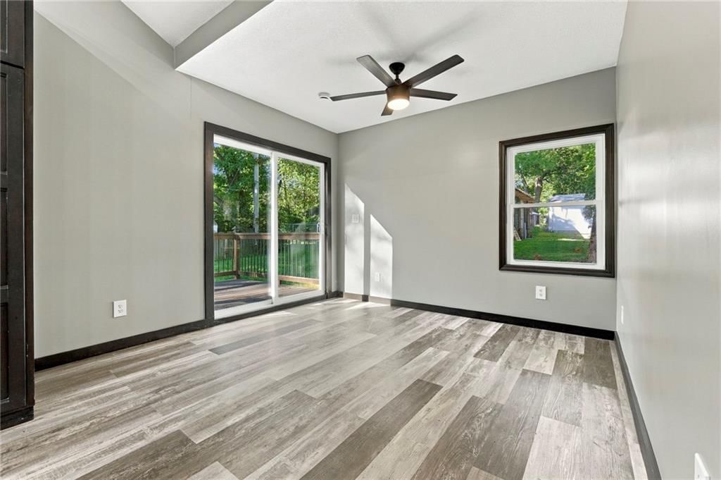 Photo 13 of 38 - 735 E Devon Street, Independence, MO 64055