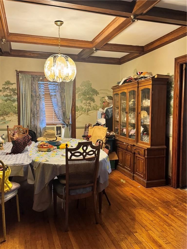 Chandelier, coffered ceiling and ceiling beams at 1007 Laurel Avenue, Kansas City, KS 66104