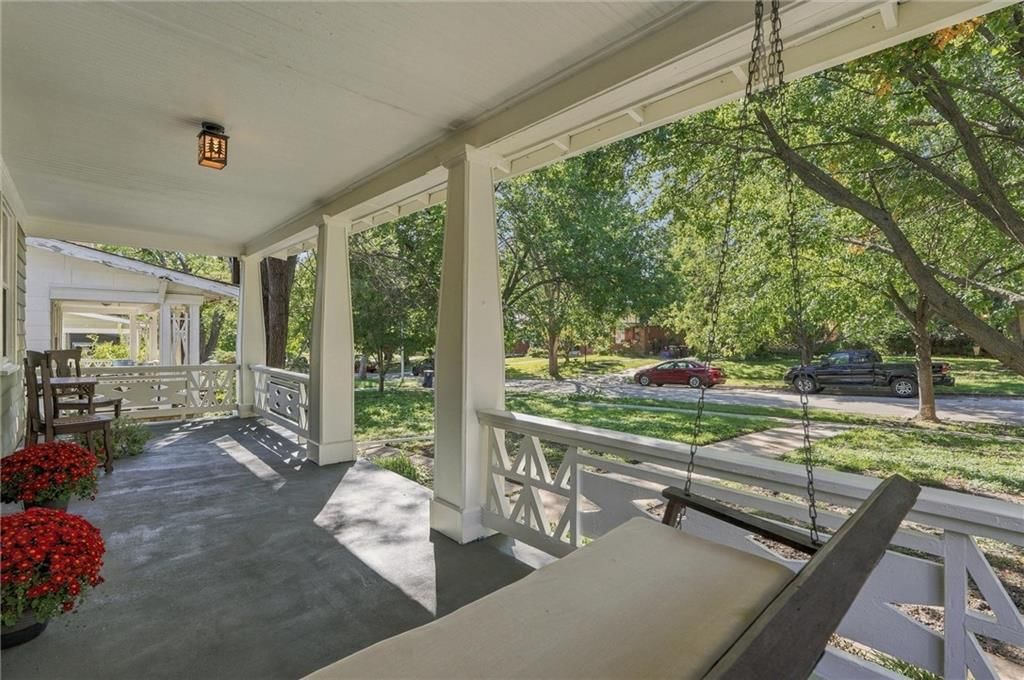 Photo 5 of 33 - 6101 Charlotte Street, Kansas City, MO 64110
