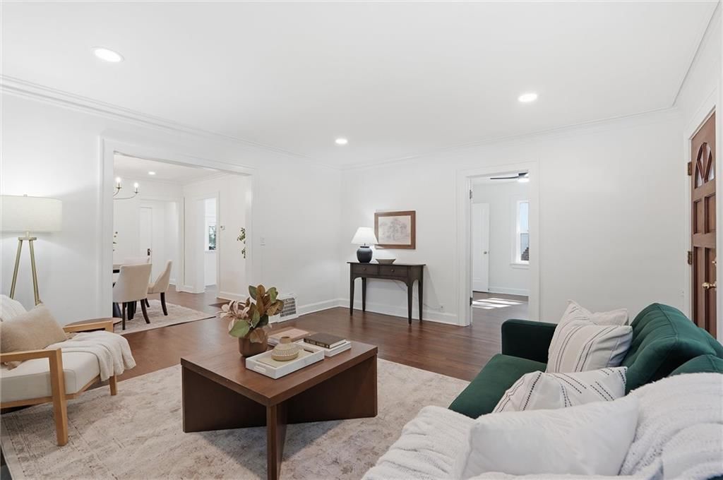 Open floor plan and hardwood floors at 6101 Charlotte Street, Kansas City, MO 64110