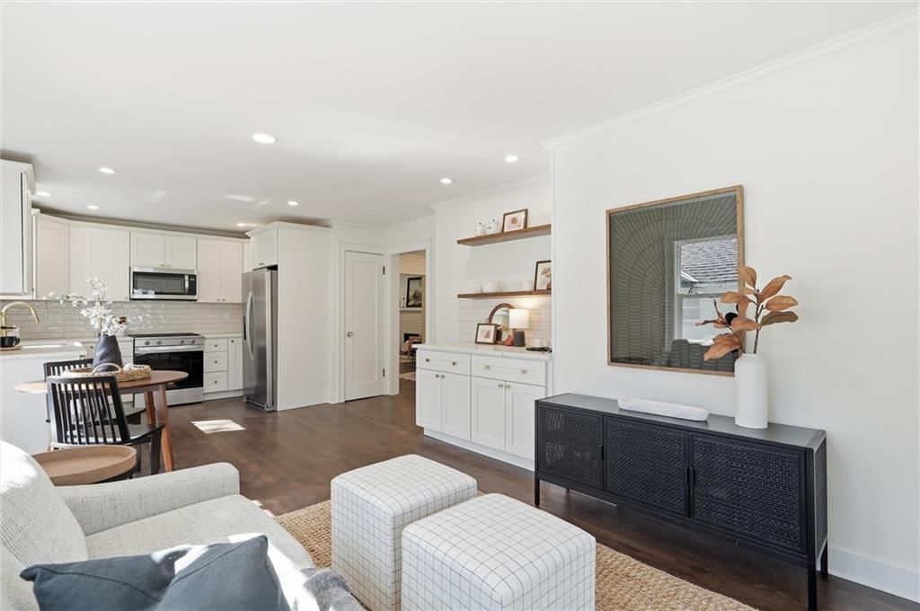 Breakfast nook at 6101 Charlotte Street, Kansas City, MO 64110