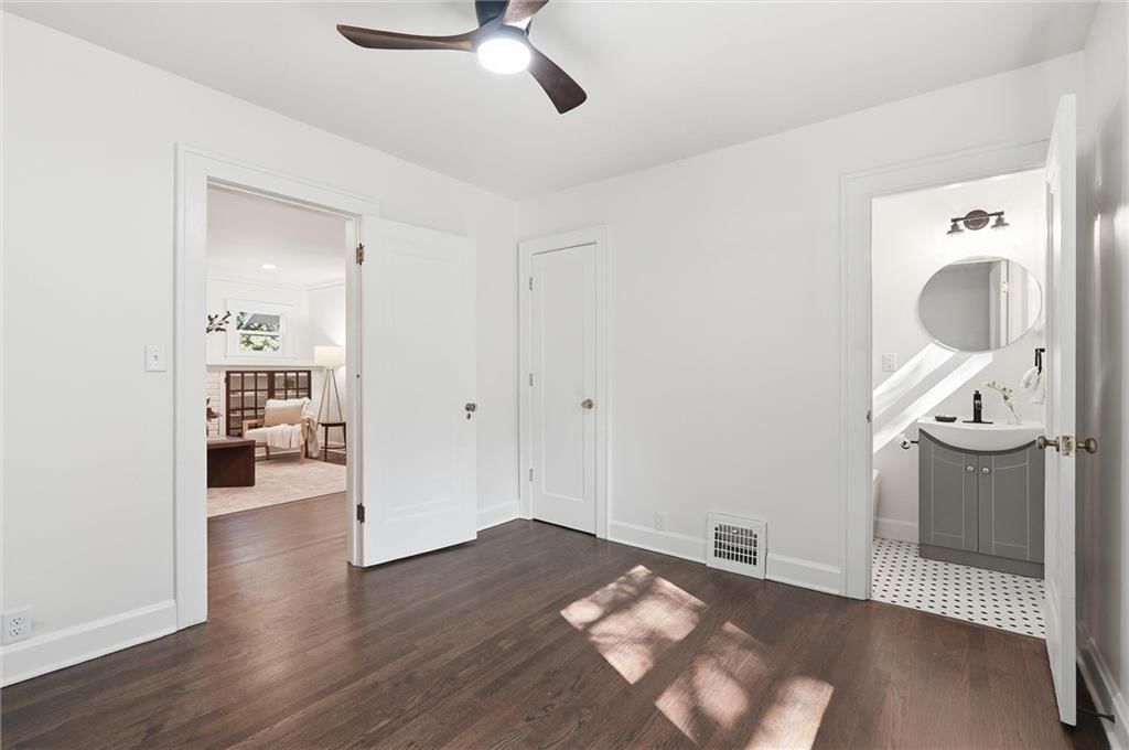 Photo 25 of 33 - 6101 Charlotte Street, Kansas City, MO 64110