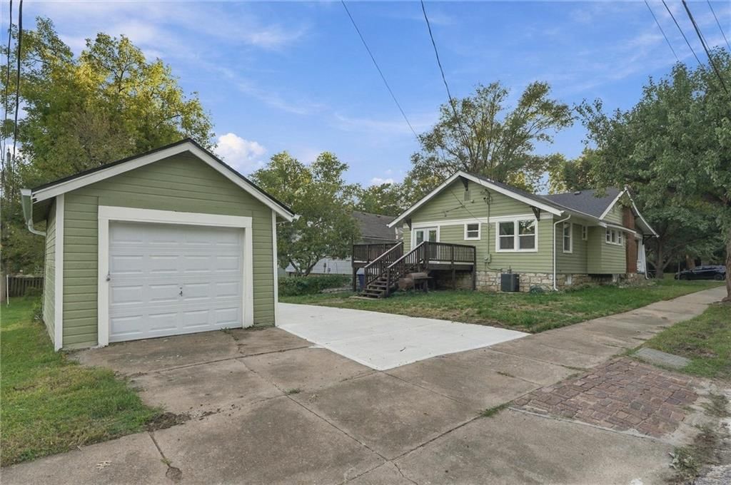 Main-floor primary bedroom at 6101 Charlotte Street, Kansas City, MO 64110
