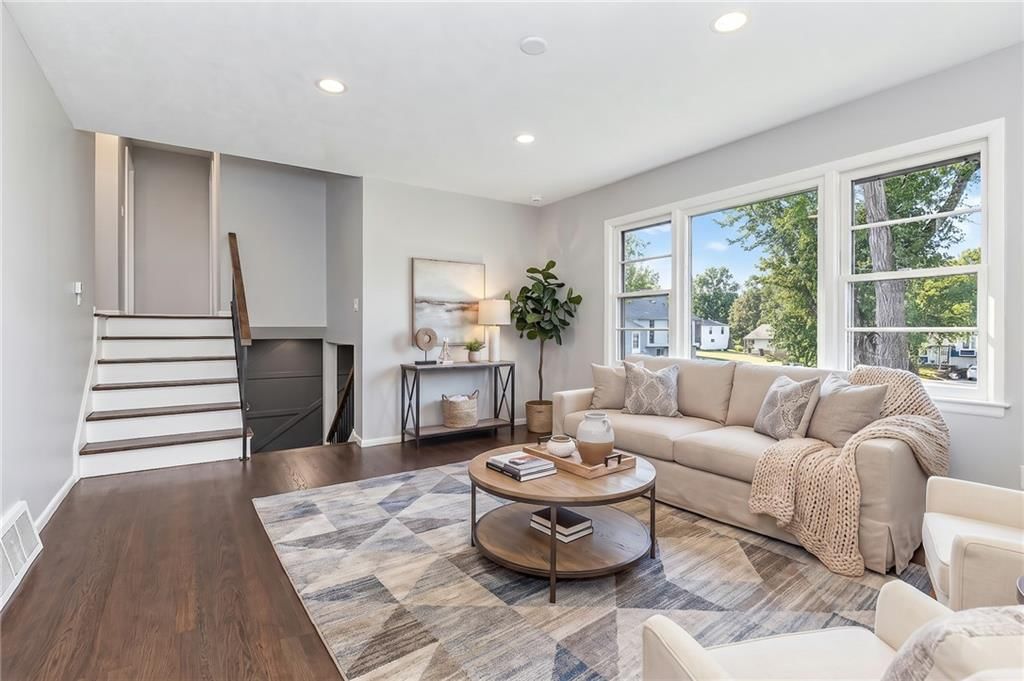 5904 E 95th Terrace, Kansas City, MO: listing photo 2