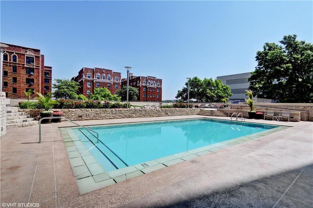Photo 3 of 18 - 221 W 48th Street #1505, Kansas City, MO 64112