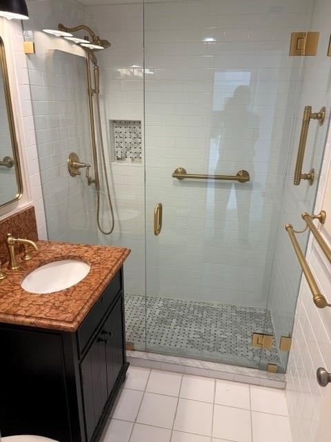 Walk-in shower, tiled shower and frameless glass shower at 221 W 48th Street #1505, Kansas City, MO 64112