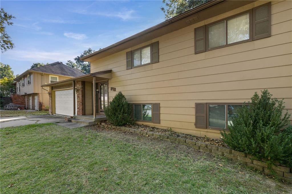 8918 N Oak Trafficway, Kansas City, MO: listing photo 2