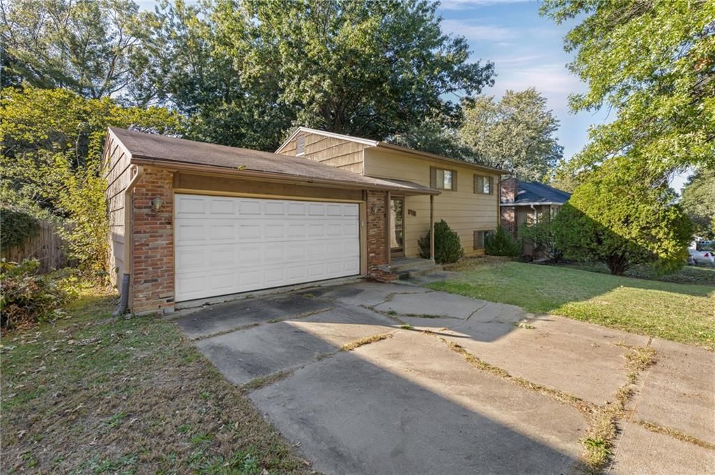 8918 N Oak Trafficway, Kansas City, MO: listing photo 3