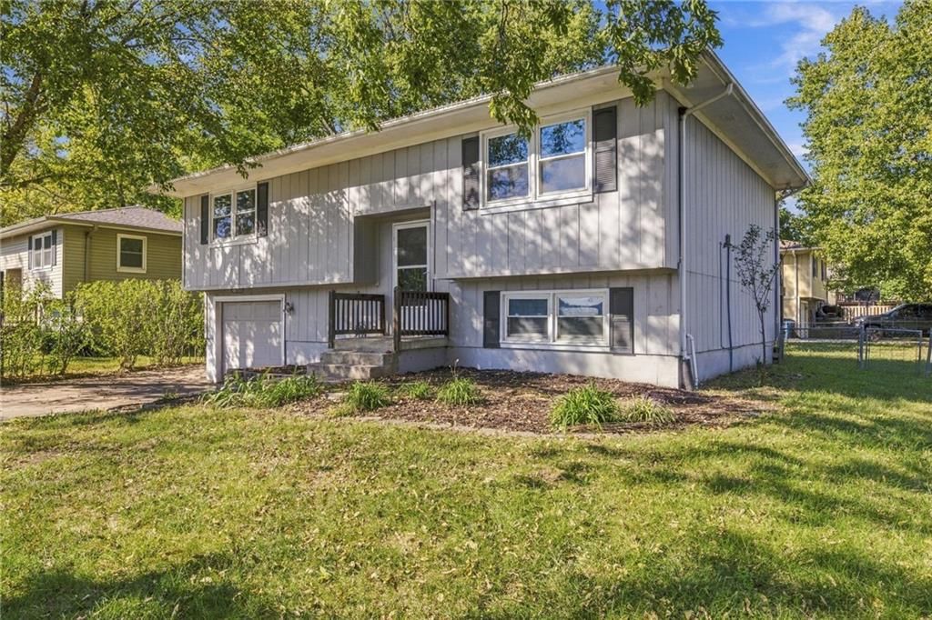 300 W Johnson Street, Spring Hill, KS: listing photo 2