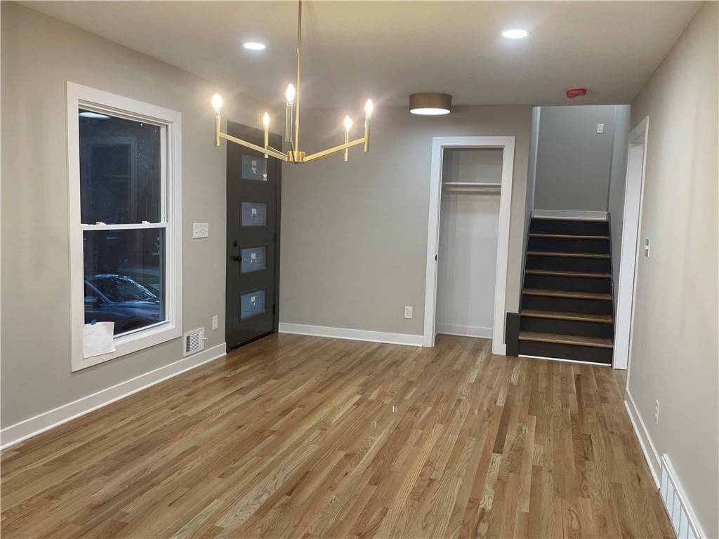 Photo 5 of 8 - 6922 W 101st Street, Overland Park, KS 66212