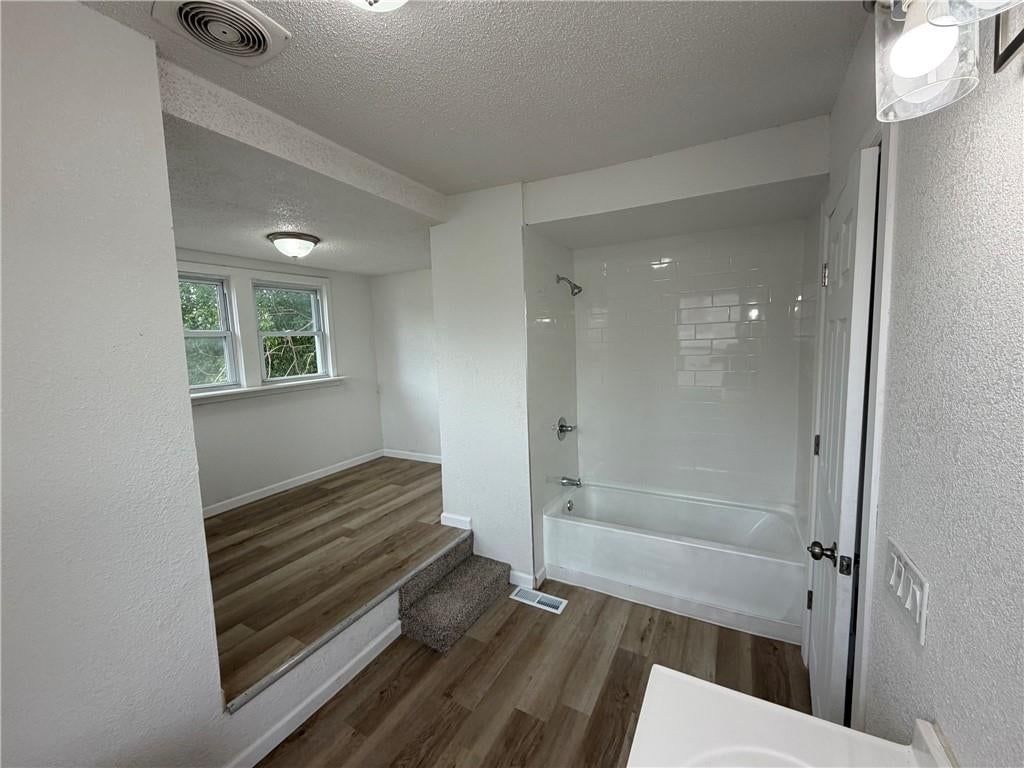Photo 11 of 16 - 5026 E 7th Street, Kansas City, MO 64124