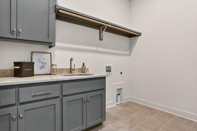 Gas range at 8994 Ginger Street, Lenexa, KS 66227