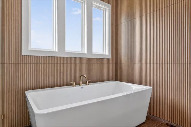 Freestanding tub at 8994 Ginger Street, Lenexa, KS 66227