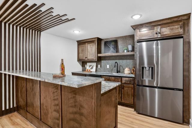 Wet bar at 8994 Ginger Street, Lenexa, KS 66227