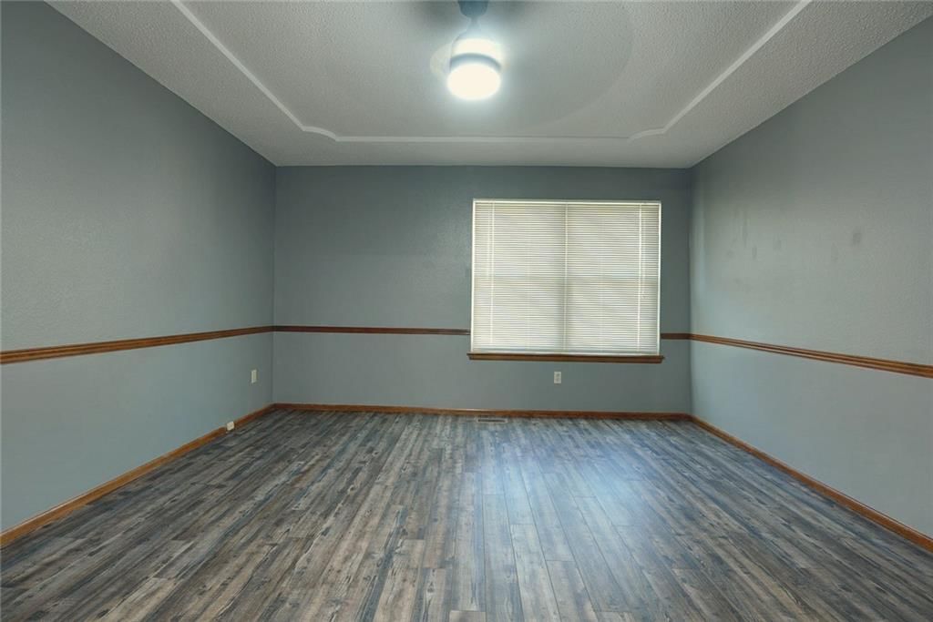 Tray ceiling at 16604 E 53rd Street S, Independence, MO 64055