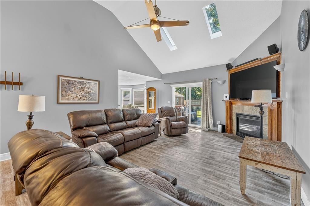 Photo 2 of 33 - 1742 Finch Drive, Tonganoxie, KS 66086