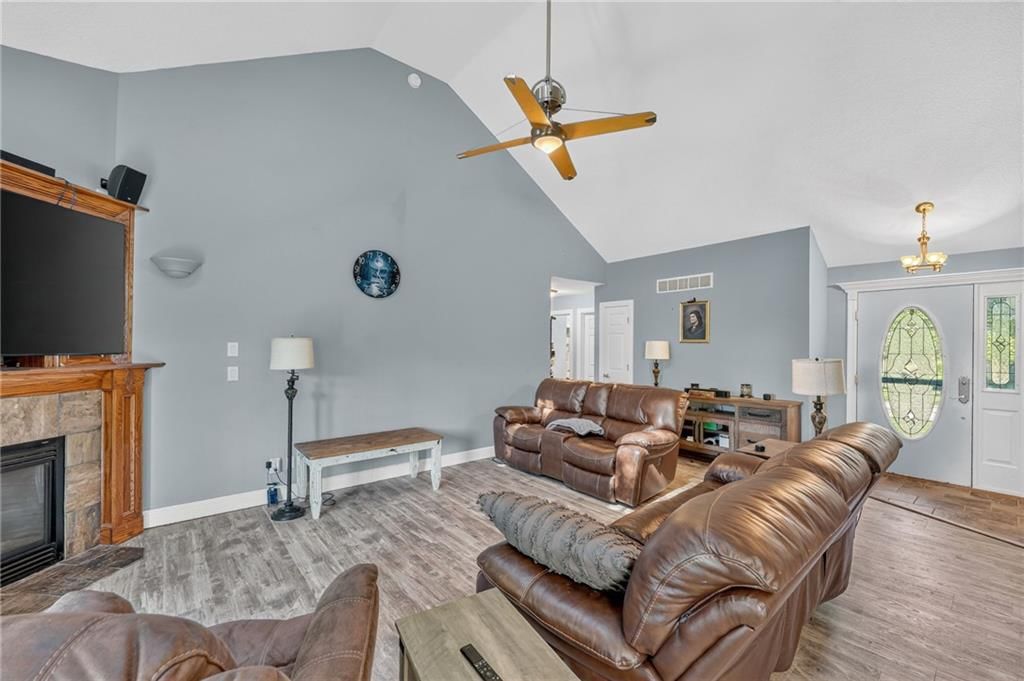Photo 3 of 33 - 1742 Finch Drive, Tonganoxie, KS 66086